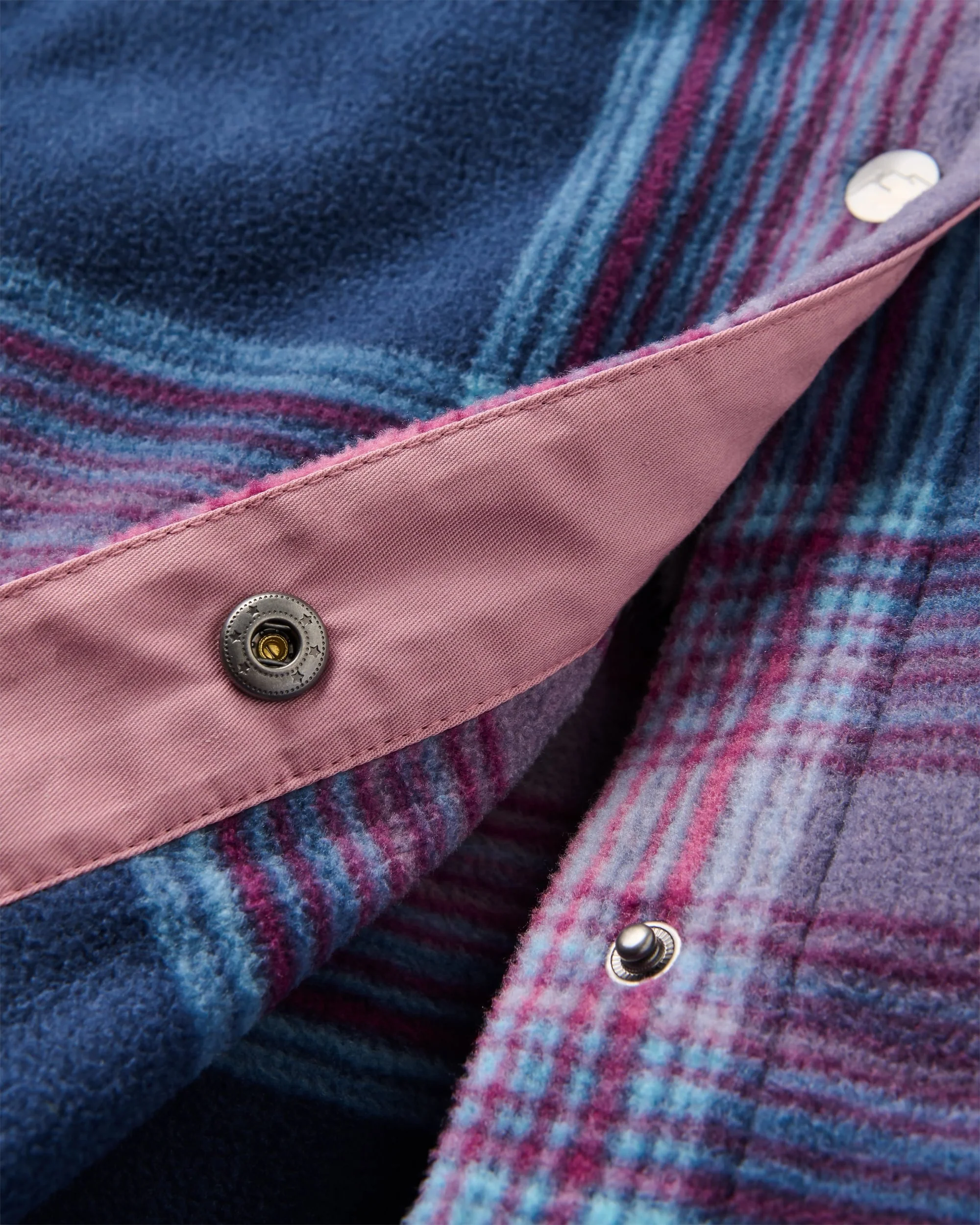 Chemise en polaire recyclée East - carreaux bleu marine riche/rose brume – Image 9